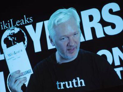 Wikileaks publica emails do chefe da campanha, numa aparente tentativa de prejudicar a democrata
