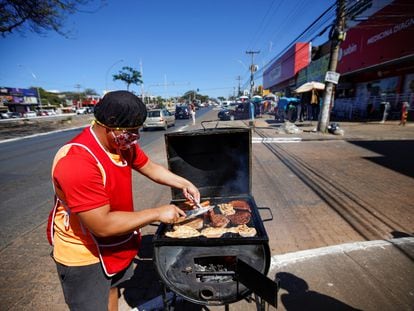 Homem vende churrasco na rua em Brasília.