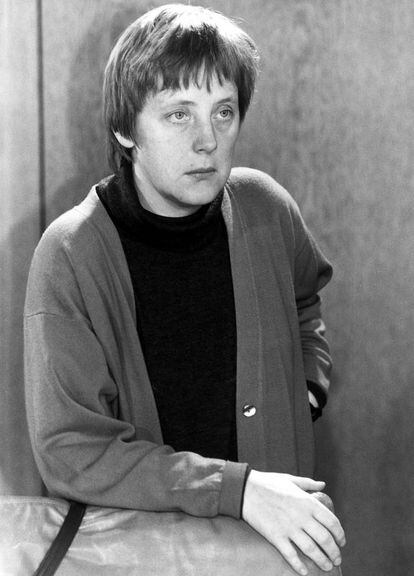 Difícil acreditar que houve uma Angela Merkel (1954, Hamburgo) anterior à Merkel que ocupa o cargo de primeira-ministra da Alemanha. Mas houve. Com 20 anos, Merkel estudava química na Universidade de Leipzig, tinha acabado de se casar com Ulrich Merkel (de quem se divorciou em 1982) e trabalhava em um bar ao lado do apartamento que dividia com o marido. Se alguém lhe tivesse dito que a partir de 2005 governaria a Alemanha, sendo um dos pilares da política mundial, Merkel provavelmente não iria acreditar. É considerada a mulher mais poderosa do mundo, segundo a ‘Forbes’.