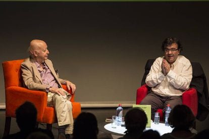 Jorge Edwards (esquerda) e Javier Cercas no Festival Puerto de Ideas em Valparaíso (Chile).