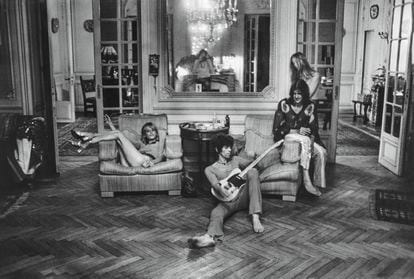 Da esquerda para a direita: Anita Pallenberg, Keith Richards (com uma guitarra de Eric Clapton), Gram Parsons e sua acompanhante Gretchen Burrell, na sala da casa, 1971. 