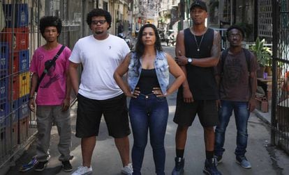Felipe, Fagner, James e Arthur, com a pesquisadora Camila Barros (ao centro) na favela Maré, no Rio de Janeiro.