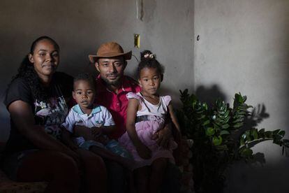 Jossone Lopes Leite e sua esposa, Diuvanice, com seus filhos em frente a sua casa. Sua comunidade litiga faz anos com uma empresa agrícola pela posse das terras que habitam faz gerações.
