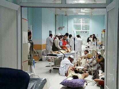 Profissionais do MSF tratam as vítimas afegãs de um ataque do Talibã no hospital de Kunduz afetado pelo bombardeio este sábado