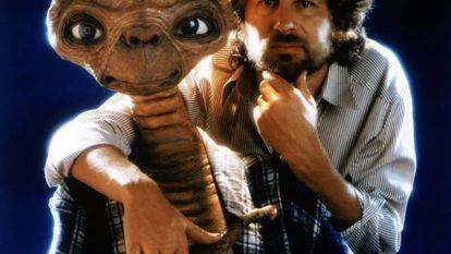 Ele era rei da bola de Hollywood, mas Steven Spielberg demonstrou que, no mundo do videogame, não passava de um gandula. Na esteira do fantástico sucesso de seu filme E.T. – O Extraterrestre, Spielberg decidiu lançar uma aventura para o console Atari 2600 no Natal de 1982. A ideia era ajudar E.T. a fazer um telefonema para sua casa, mas o visual era tão precário e mal desenhado que o extraterrestre enrugado acabou tendo de ficar por aqui mesmo. A maioria dos cartuchos acabou, literalmente, no depósito de lixo da Atari, que não é um lixão qualquer, mas um que existe em Alamogordo, no Novo México.