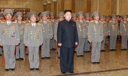 Kim Jong-uma visita o mausoléu de seu pai, nesta terça-feira.