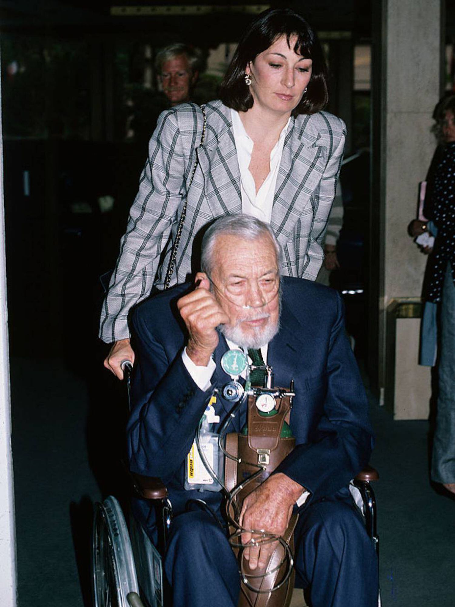 Anjelica Huston com o pai John Huston em 1986. Ele morreria um ano depois. 
