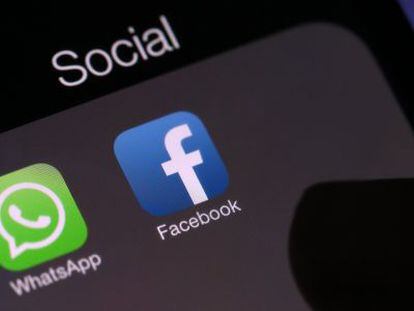 Os ícones do WhatsApp e do Facebook na tela de um smartphone.