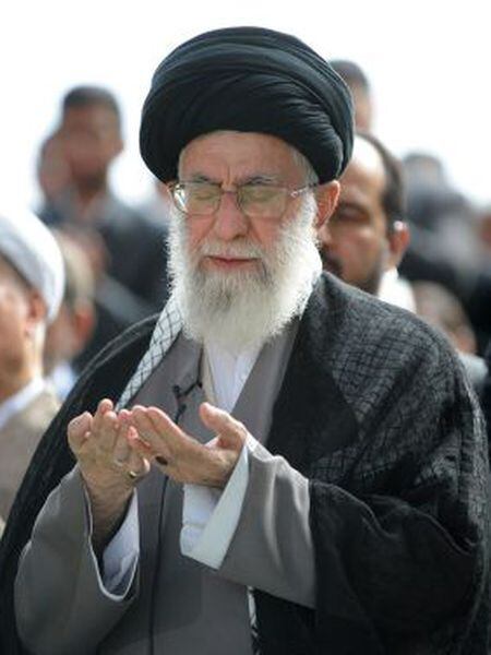 Khamenei na prece final do Ramadã.