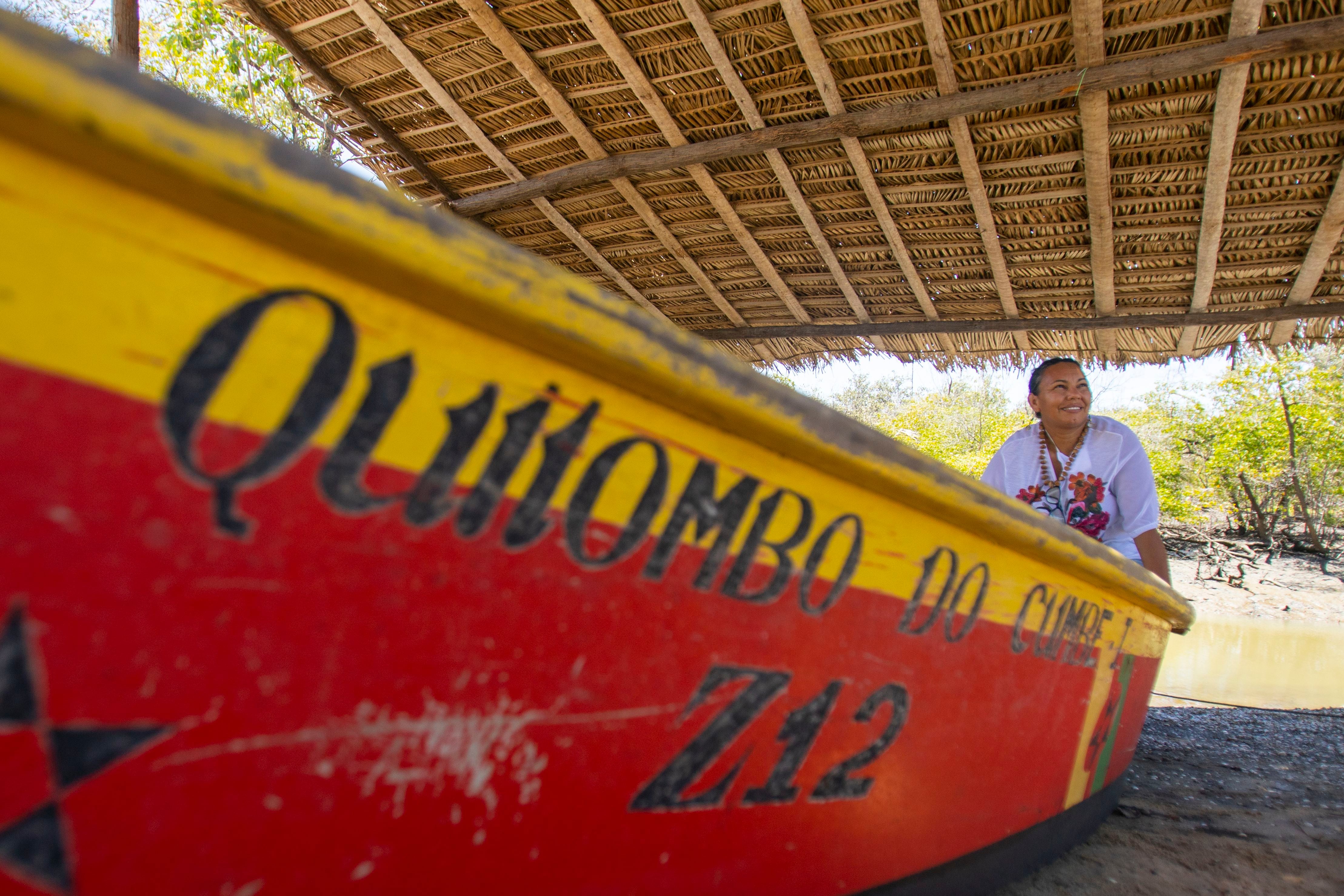 Cleomar Ribeiro da Rocha, de 46 anos, sentada em uma canoa às margens do mangue de onde tira ostra e sururu.