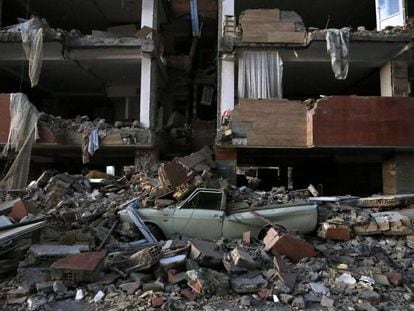 Edifício em escombros após o terremoto em Sarpol-e Zahab (Irã).