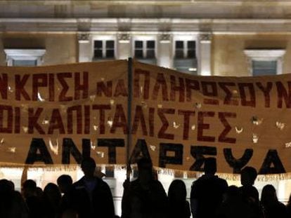 Manifestantes no parlamento grego em novembro de 2012.