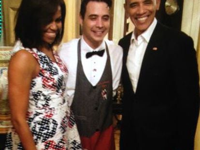 Os Obama com seu garçom Reinier Mely, na noite de domingo, em Havana.