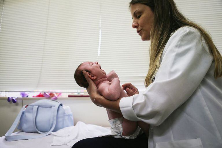 Médica do Recife com bebê com microcefalia.