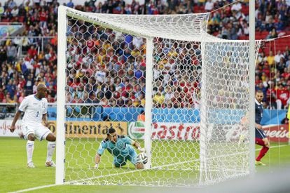 O goleiro hondurenho observa a bola no segundo gol francês.