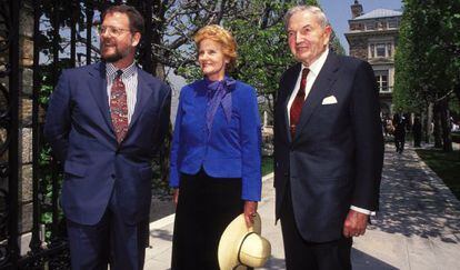 Abby O’Neill e David Rockefeller e, à esquerda, outro familiar.