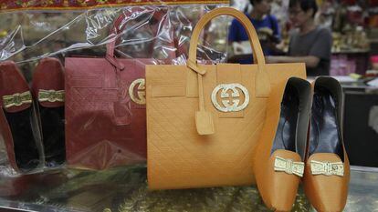 Bolsas e sapatos de imitação da Gucci.