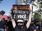 Manifestante em ato a favor da democracia, em São Paulo, carrega cartaz com dizeres: "Bolsonaro terrorista é você".