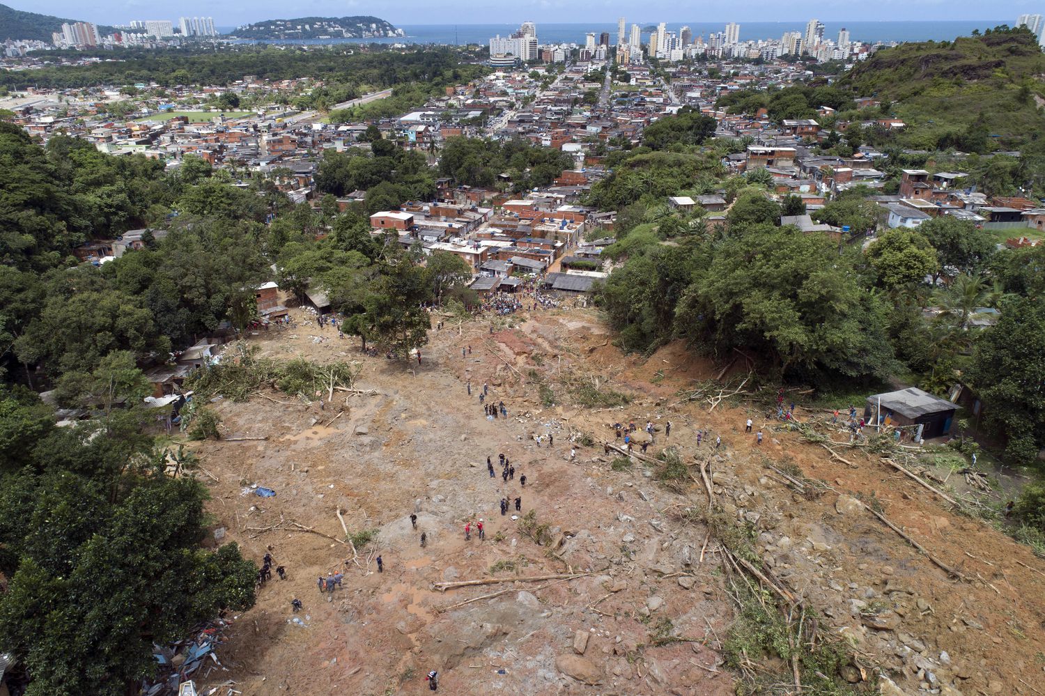 Um dos morros afetados pelo deslizamento no Guarujá, na Baixada Santista.