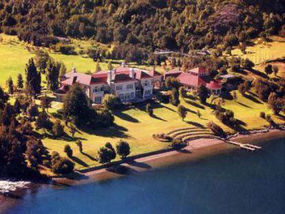 Vista aérea da mansão que Joseph Lewis construiu na costa do Lago Escondido, no sul argentino.