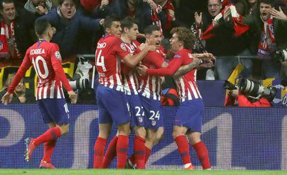 Jogadores do Atlético comemoram primeiro gol da partida.