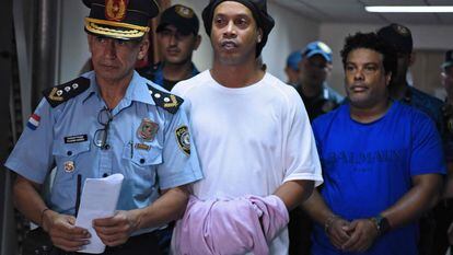 Ronaldinho e o irmão, Roberto de Assis, estão presos no Paraguai.