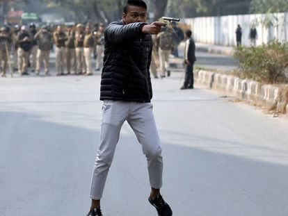 Homem atira contra manifestantes, em 31 de janeiro em Nova Déli.