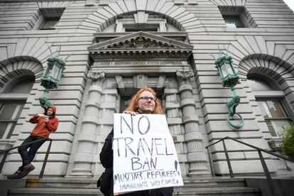 Mulher protesta contra Trump em frente a Corte de Apelações de San Francisco.
