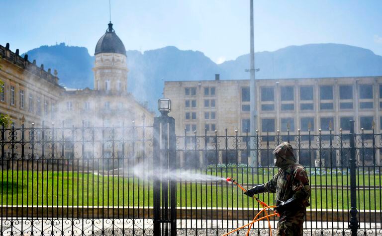 Militar desinfeta residência oficial do presidente da Colômbia, em Bogotá.