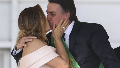 Michelle Bolsonaro beija o presidente durante discurso em libras.