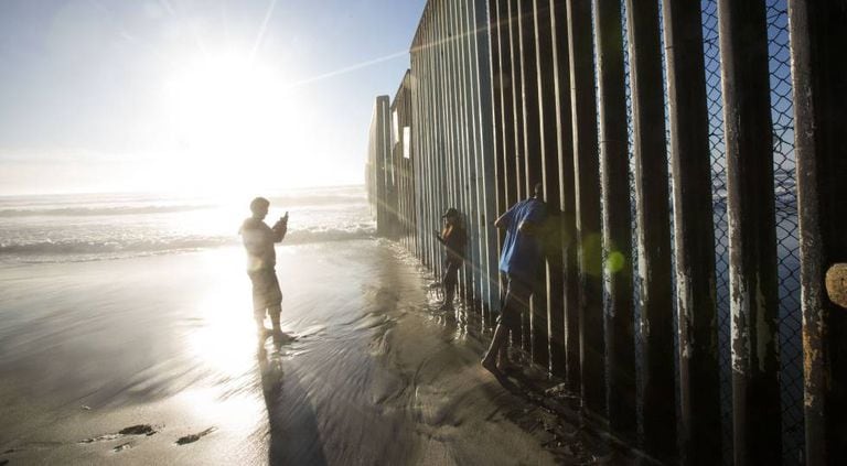 O muro entre o México e os EUA na praia de Tijuana.
