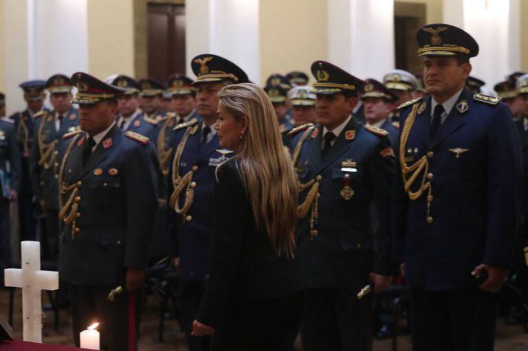 A presidenta interina da Bolívia, Jeanine Áñez, diante da cúpula militar do país, na quarta-feira.