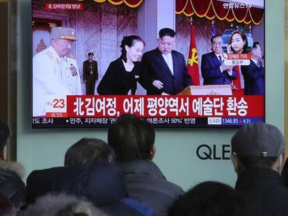 Sul-coreanos assistem em uma televisão a imagens do líder norte-coreano Kim Jong-un e sua irmã Kim Yo Jong.