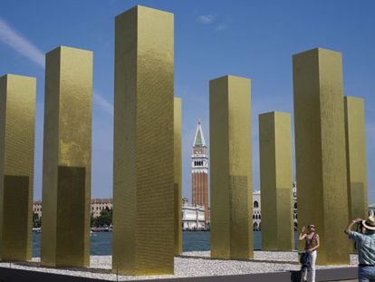 Instalação 'The sky over nine columns' by' no pavilhão da Alemanha, do artista Heinz Mack.