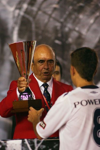 Bot&iacute;n com o trof&eacute;u da Copa Santander Libertadores 2008.