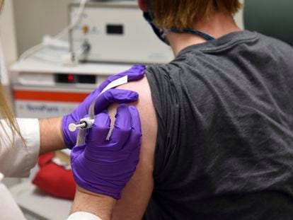 Voluntário dos EUA recebe a vacina contra a covid-19 desenvolvida pela BioNTech e a Pfizer.