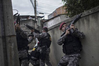 Agentes da Força Nacional fazem operação no Complexo da Maré, nesta quinta.