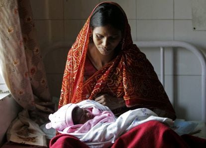 Mãe indiana com sua recém-nascida na cidade indiana de Lucknow.