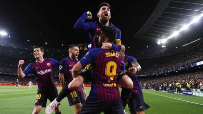 Messi comemora com seus companheiros seu primeiro gol, o segundo de Barcelona.