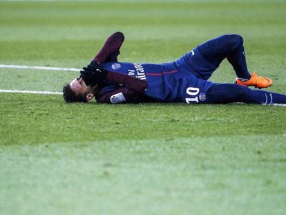 Neymar, no domingo após a lesão