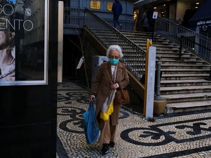 Mulher caminha de máscara no centro de Lisboa nesta quinta-feira.