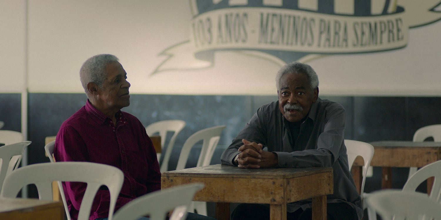 Dorval e Coutinho, companheiros de Pelé no Santos, em cena do documentário "Pelé", da Netflix.