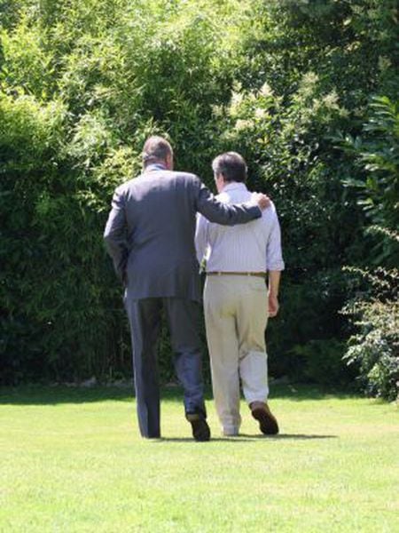 O Rei passeia com o ex-presidente Adolfo Suárez.