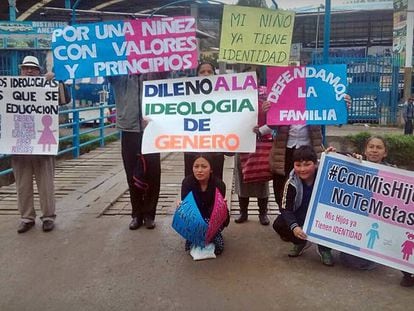 Manifestantes do CMHNTM em protesto no Peru.