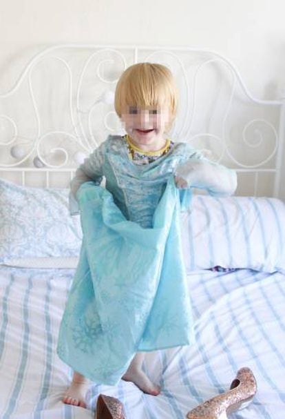 Noah brincando na cama de seus pais com sua roupa favorita, de princesa Elsa.