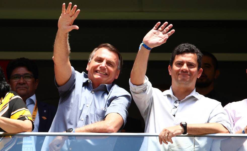 Bolsonaro e Moro, em fevereiro durante partida de futebol em Brasília, quando ainda eram aliados.
