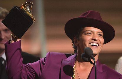 Bruno Mars leva o prêmio.