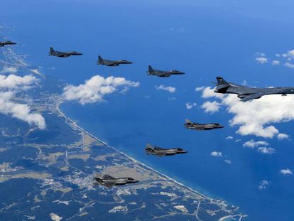 Caça bombardeiros norte-americanos no sábado, em missão pela costa da península coreana.