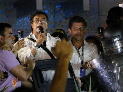 O candidato à presidência Gustavo Petro depois de ser atacado em confronto entre manifestantes.