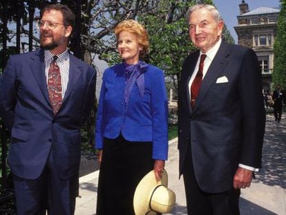 Abby O’Neill e David Rockefeller e, à esquerda, outro familiar.